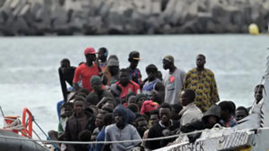 Detenidos tres patrones tras el rescate de 43 migrantes en dos pateras frente a la costa de Alicante Detenidos tres patrones tras el rescate de 43 migrantes en dos pateras frente a la costa de Alicante