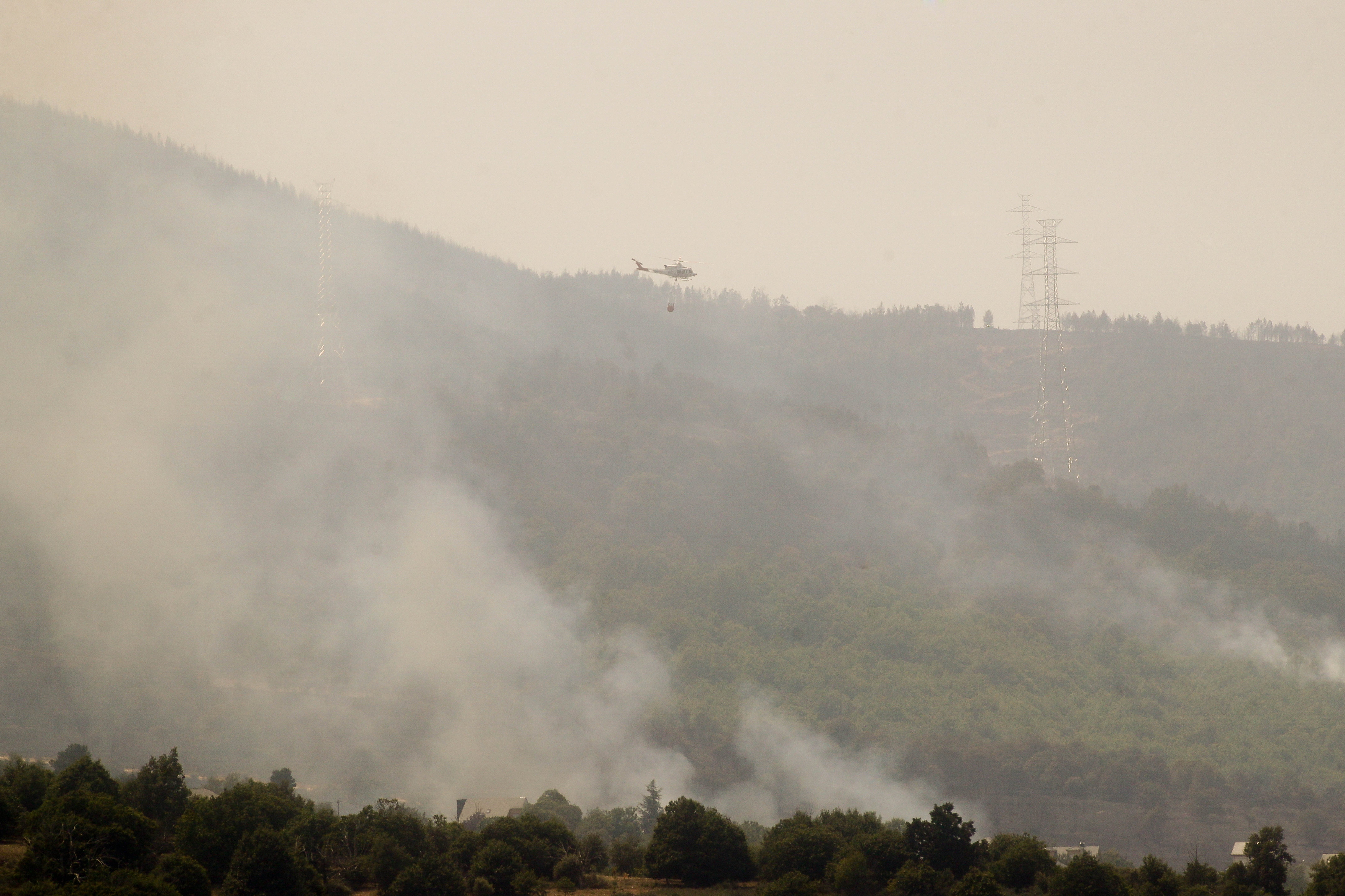 Última hora de los incendios forestales en España, en directo: Desalojadas 1.500 personas en Burgohondo (Ávila) Última hora de los incendios forestales en España, en directo: Desalojadas 1.500 personas en Burgohondo (Ávila)