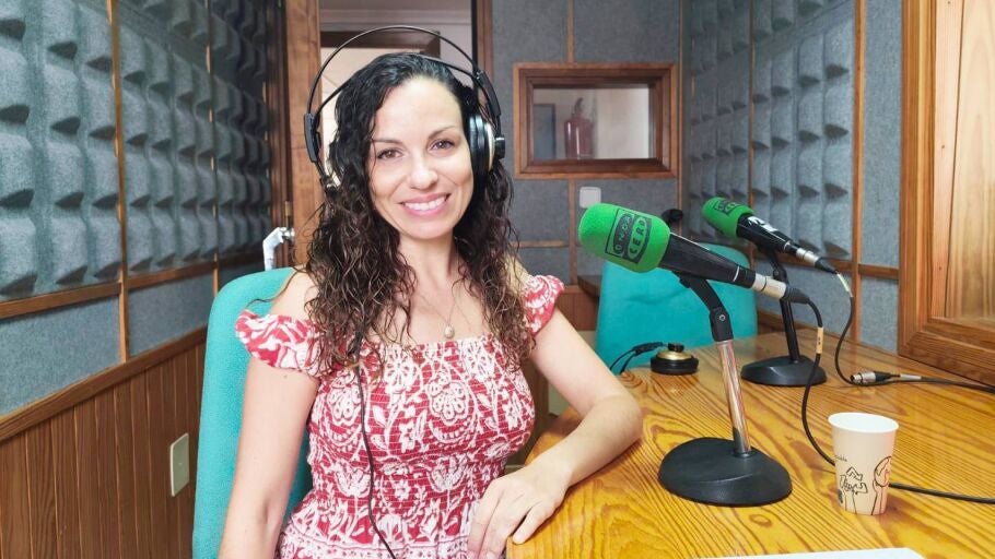 Nieves Portas en los estudios de Onda Cero Ibiza y Formentera