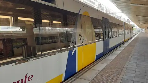 Una avería eléctrica impide la circulación de trenes en dos líneas de Cercanías de Cantabria Una avería eléctrica impide la circulación de trenes en dos líneas de Cercanías de Cantabria