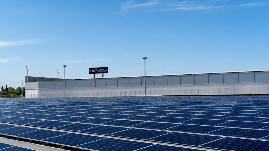 Porcelanosa pone en marcha en Vila-real su mayor instalación fotovoltaica para autoconsumo Porcelanosa pone en marcha en Vila-real su mayor instalación fotovoltaica para autoconsumo