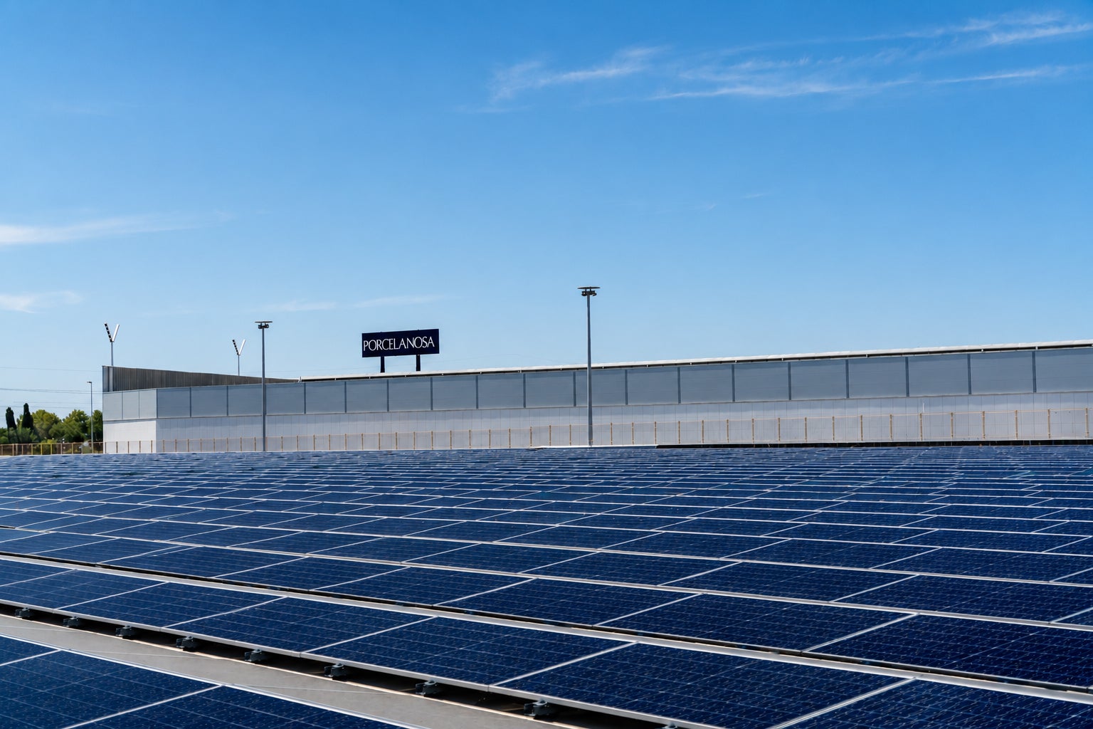 Porcelanosa pone en marcha en Vila-real su mayor instalación fotovoltaica para autoconsumo Porcelanosa pone en marcha en Vila-real su mayor instalación fotovoltaica para autoconsumo