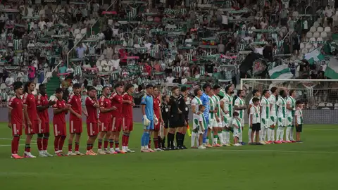 Los jugadores del Córdoba y del Sevilla antes del inicio del encuentro del torneo ´Puertas de Córdoba´ que han disputado este jueves en el estadio Nuevo Arcangel, en Córdoba. Los jugadores del Córdoba y del Sevilla antes del inicio del encuentro del torneo ´Puertas de Córdoba´ que han disputado este jueves en el estadio Nuevo Arcangel, en Córdoba.