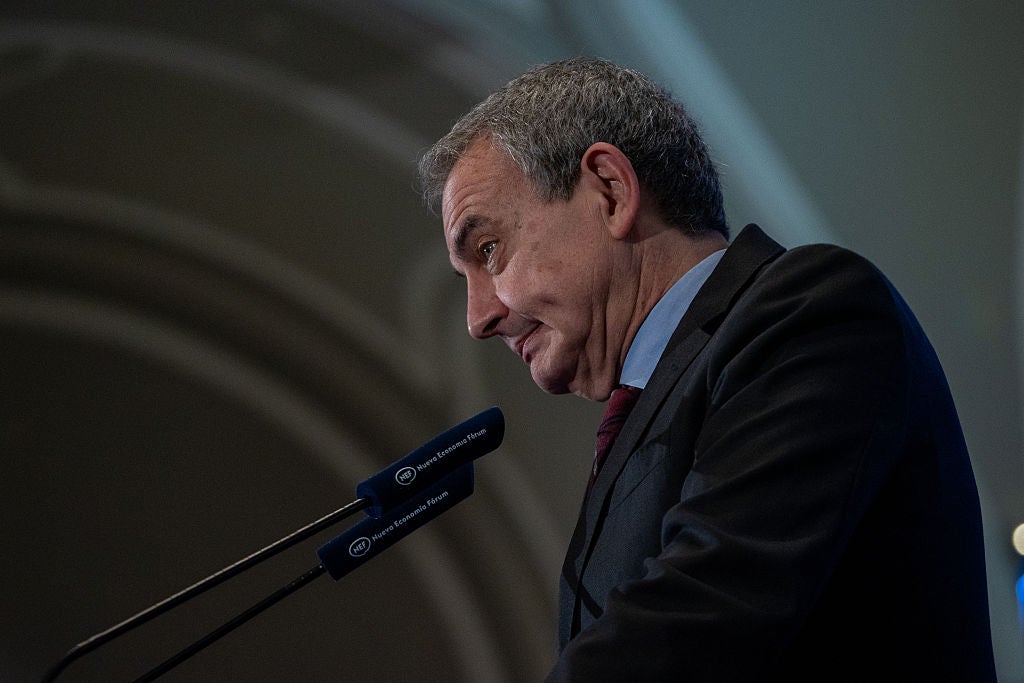 Zapatero intenta liberar la presión sobre el Gobierno y no disipa dudas: "Opiniones, pero explicaciones ninguna" Zapatero intenta liberar la presión sobre el Gobierno y no disipa dudas: "Opiniones, pero explicaciones ninguna"
