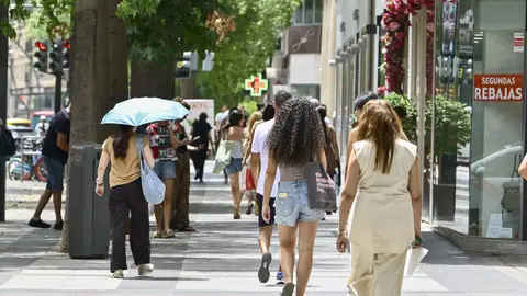 Varias personas caminan por la calle, a 22 de julio de 2026, en Murcia, Región de Murcia (España). Varias personas caminan por la calle, a 22 de julio de 2026, en Murcia, Región de Murcia (España).