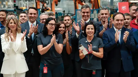 Pedro Sánchez, Yolanda Díaz y Juanfran Pérez Llorca, en la firma del acuerdo Ford-Geely en la factoría de Ford en Almussafes (València) Pedro Sánchez, Yolanda Díaz y Juanfran Pérez Llorca, en la firma del acuerdo Ford-Geely en la factoría de Ford en Almussafes (València)