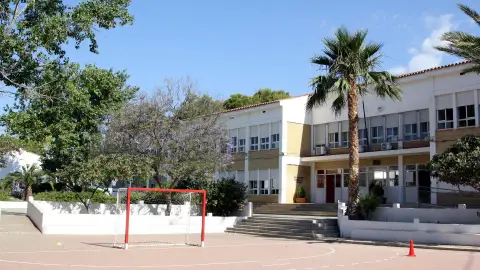 Benidorm plantea a la comunidad educativa del colegio Vasco Núñez de Balboa la construcción de un nuevo centro de tres líneas Benidorm plantea a la comunidad educativa del colegio Vasco Núñez de Balboa la construcción de un nuevo centro de tres líneas