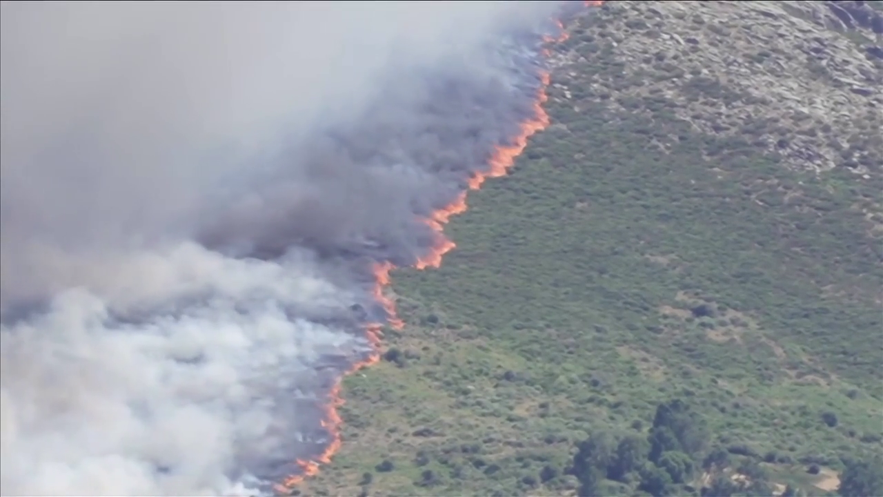 Los aterradores vídeos de los incendios en Madrid y Ávila: el fuego sigue fuera de control Los aterradores vídeos de los incendios en Madrid y Ávila: el fuego sigue fuera de control