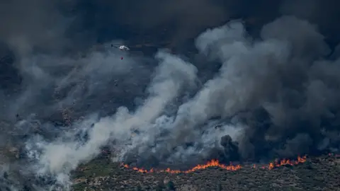 Los incendios en Ávila y Madrid encaran el fin de semana con más de 60.000 evacuados: "Es el peor incendio de la historia de la Comunidad de Madrid" Los incendios en Ávila y Madrid encaran el fin de semana con más de 60.000 evacuados: "Es el peor incendio de la historia de la Comunidad de Madrid"
