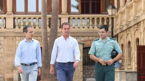 El presidente del IMAS, Guillermo Sánchez, el presidente del Consell de Mallorca, Llorenç Galmés, y el jefe de personal de la Guardia Civil, el comandante David Navarro. El presidente del IMAS, Guillermo Sánchez, el presidente del Consell de Mallorca, Llorenç Galmés, y el jefe de personal de la Guardia Civil, el comandante David Navarro.