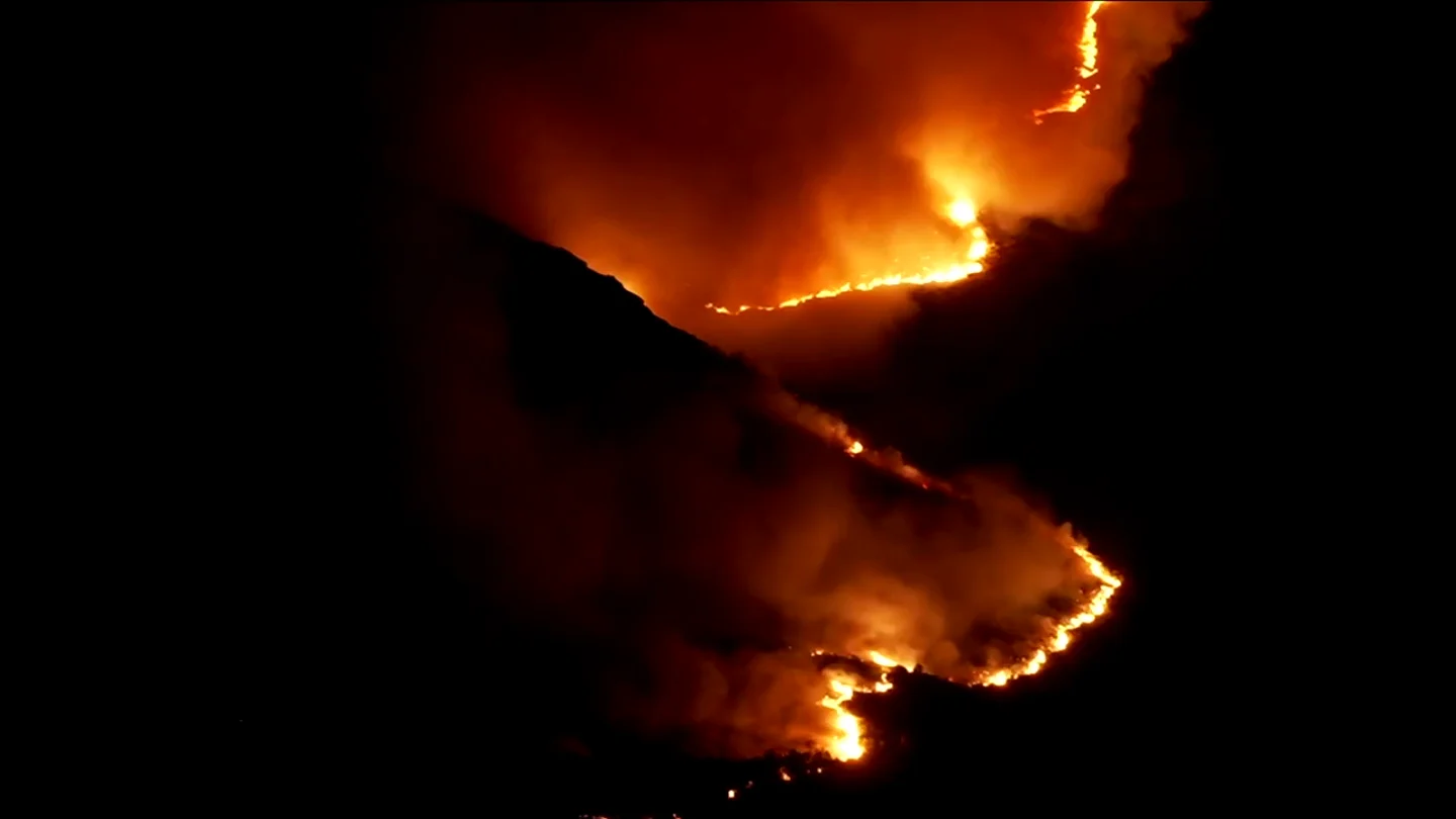 El vídeo del incendio en Burgohondo (Ávila) con el avance de las llamas durante la noche El vídeo del incendio en Burgohondo (Ávila) con el avance de las llamas durante la noche