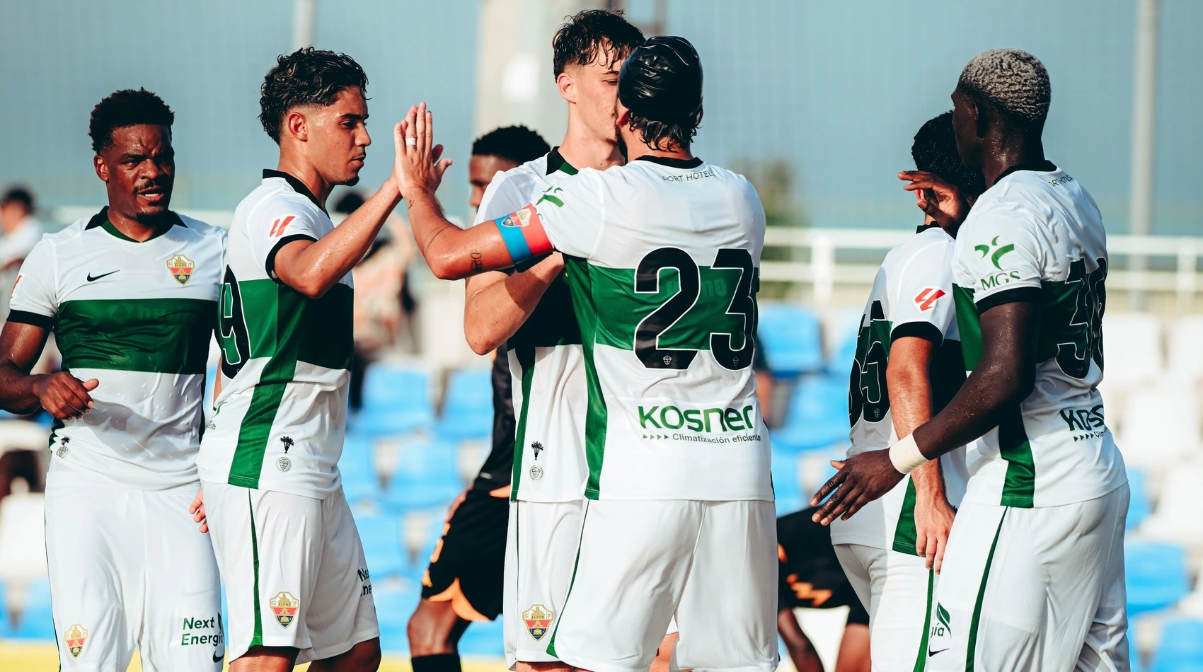 El Elche celebra un gol en Pinatar Arena ante Kaizer Chiefs. El Elche celebra un gol en Pinatar Arena ante Kaizer Chiefs.