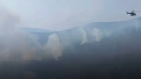 La extinción del incendio de la Mierla se concentra en Los Condemios La extinción del incendio de la Mierla se concentra en Los Condemios