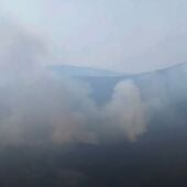 La extinción del incendio de la Mierla se concentra en Los Condemios