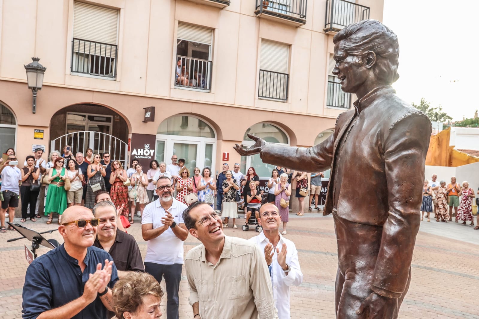 La ciudad de Elda rinde homenaje a Pedrito Rico con una escultura en la Plaza Mayor La ciudad de Elda rinde homenaje a Pedrito Rico con una escultura en la Plaza Mayor