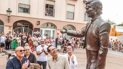 Inauguración de la estatua en homenaje a Pedrito Rico. Inauguración de la estatua en homenaje a Pedrito Rico.