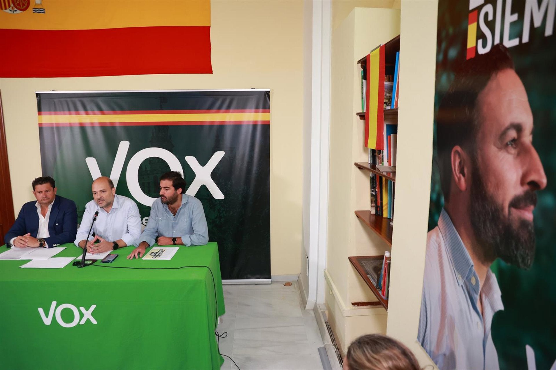 Vox ve "imposible" apoyar a un gobierno que "pone alfombra roja" a una mezquita y anuncia un recurso judicial Vox ve "imposible" apoyar a un gobierno que "pone alfombra roja" a una mezquita y anuncia un recurso judicial