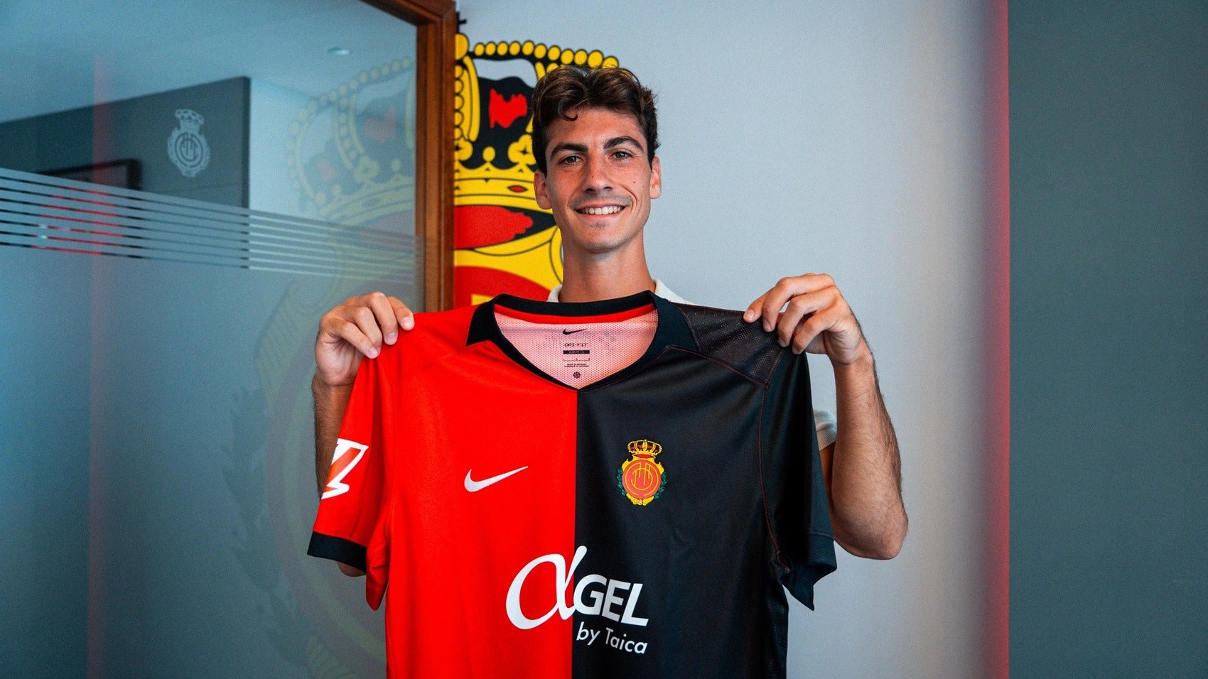 Antoniu Roca se convierte en el sexto fichaje del Mallorca Antoniu Roca se convierte en el sexto fichaje del Mallorca