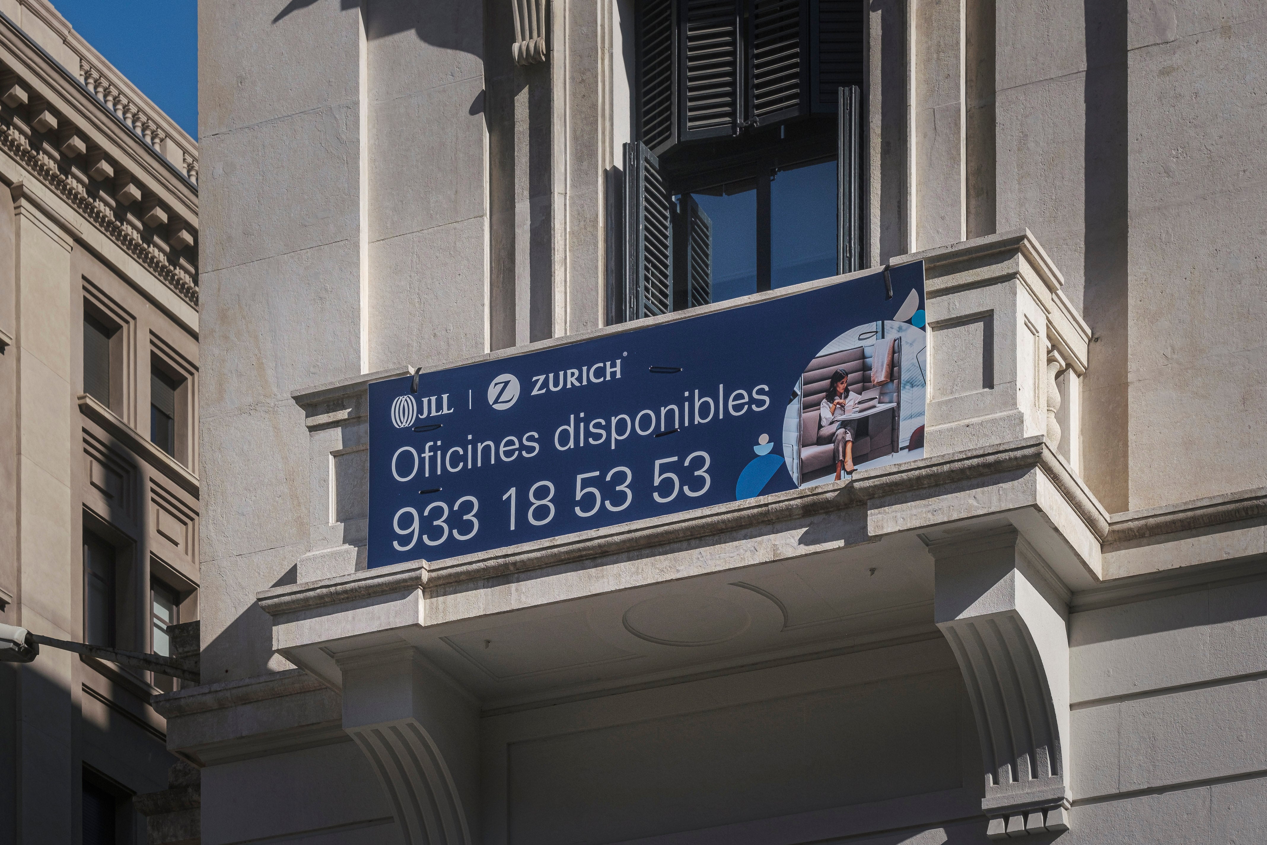 Govern i Comuns impulsen una llei per fer aflorar 20.000 pisos de protecció oficial Govern i Comuns impulsen una llei per fer aflorar 20.000 pisos de protecció oficial