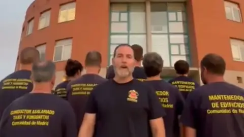 La Comunidad de Madrid denuncia el "chantaje" de 60 bomberos forestales del INFOMA La Comunidad de Madrid denuncia el "chantaje" de 60 bomberos forestales del INFOMA