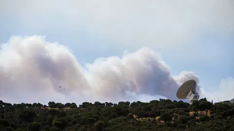 El humo de un fuego cercano sobrevuela una antena de la NASA, a 24 de julio de 2026, en Robledo de Chavela, Madrid (España). El humo de un fuego cercano sobrevuela una antena de la NASA, a 24 de julio de 2026, en Robledo de Chavela, Madrid (España).