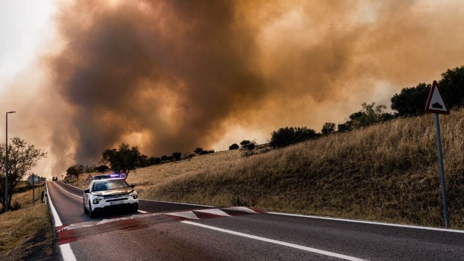 Un coche de la Guardia Civil vigila la evoluci&oacute;n del fuego, a 23 de julio de 2026, en San Mart&iacute;n de Valdeiglesias, Madrid