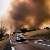 Un coche de la Guardia Civil vigila la evolución del fuego, a 23 de julio de 2026, en San Martín de Valdeiglesias, Madrid