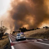 Un coche de la Guardia Civil vigila la evolución del fuego, a 23 de julio de 2026, en San Martín de Valdeiglesias, Madrid Un coche de la Guardia Civil vigila la evolución del fuego, a 23 de julio de 2026, en San Martín de Valdeiglesias, Madrid