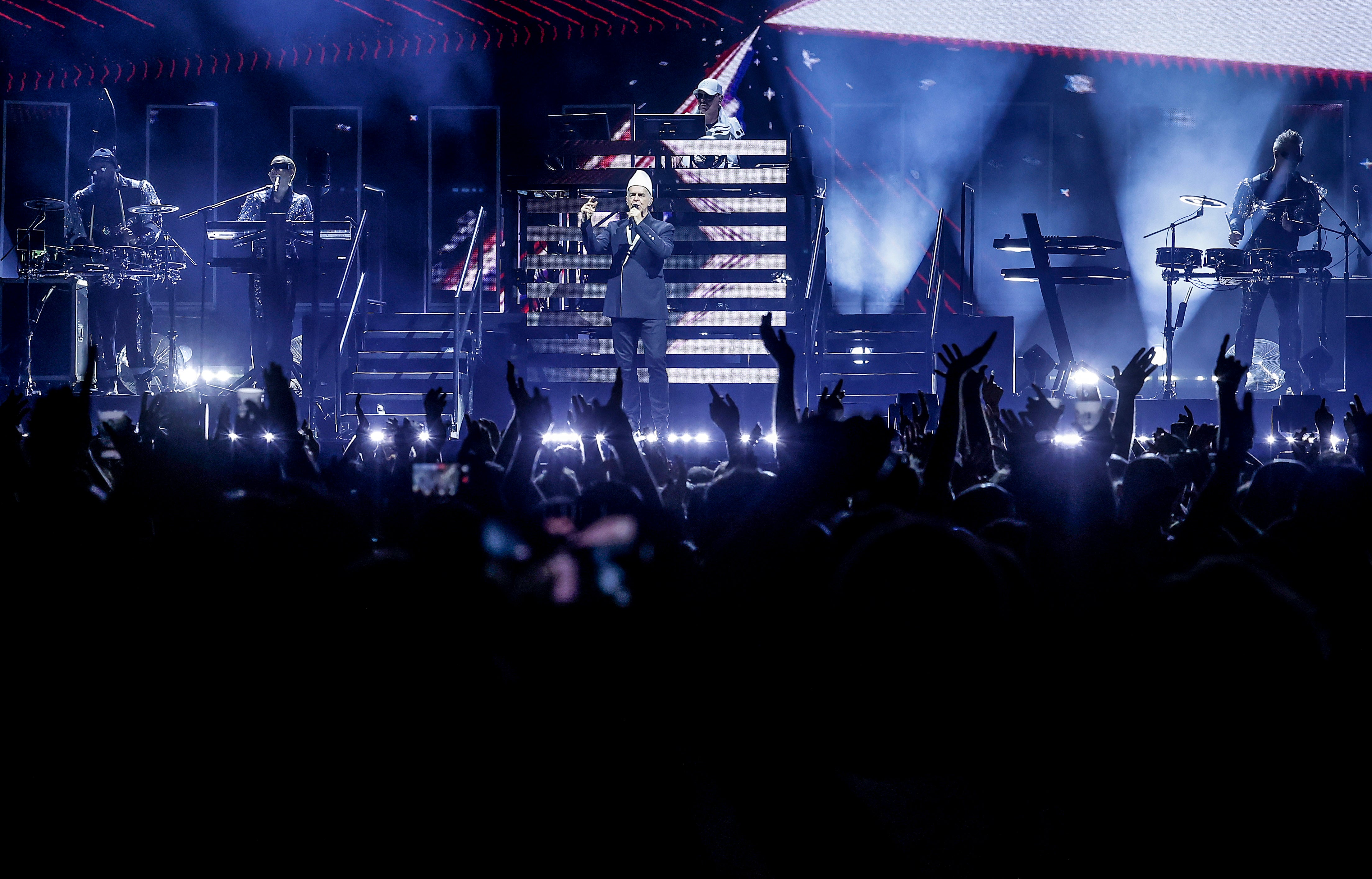 Pet Shop Boys convierte el Roig Arena en una gran fiesta de música electrónica Pet Shop Boys convierte el Roig Arena en una gran fiesta de música electrónica