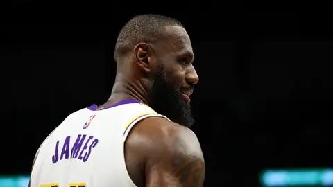 LeBron James, del número 23 de Los Angeles Lakers, reacciona durante el partido contra los Minnesota Timberwolves en el segundo cuarto del cuarto encuentro de la primera ronda de los Playoffs de la NBA de 2025, disputado en el Target Center el 27 de abril de 2025 en Minneapolis, Minnesota. Los Timberwolves derrotaron a los Lakers por 116-113, colocándose con una ventaja de 3-1 en la serie. LeBron James, del número 23 de Los Angeles Lakers, reacciona durante el partido contra los Minnesota Timberwolves en el segundo cuarto del cuarto encuentro de la primera ronda de los Playoffs de la NBA de 2025, disputado en el Target Center el 27 de abril de 2025 en Minneapolis, Minnesota. Los Timberwolves derrotaron a los Lakers por 116-113, colocándose con una ventaja de 3-1 en la serie.