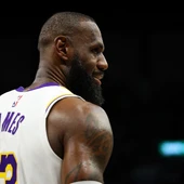 LeBron James, del número 23 de Los Angeles Lakers, reacciona durante el partido contra los Minnesota Timberwolves en el segundo cuarto del cuarto encuentro de la primera ronda de los Playoffs de la NBA de 2025, disputado en el Target Center el 27 de abril de 2025 en Minneapolis, Minnesota. Los Timberwolves derrotaron a los Lakers por 116-113, colocándose con una ventaja de 3-1 en la serie. LeBron James, del número 23 de Los Angeles Lakers, reacciona durante el partido contra los Minnesota Timberwolves en el segundo cuarto del cuarto encuentro de la primera ronda de los Playoffs de la NBA de 2025, disputado en el Target Center el 27 de abril de 2025 en Minneapolis, Minnesota. Los Timberwolves derrotaron a los Lakers por 116-113, colocándose con una ventaja de 3-1 en la serie.