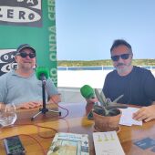 Matthew Meacham, propietario de Sa Punta, con Iván Martín.