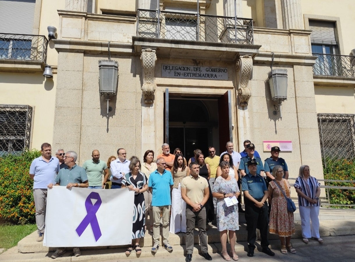Minuto de silencio ante la Delegación del Gobierno en Badajoz en memoria de las últimas víctimas de violencia de género Minuto de silencio ante la Delegación del Gobierno en Badajoz en memoria de las últimas víctimas de violencia de género