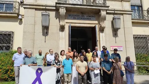 Un minuto de silencio recuerda a las últimas víctimas de violencia de género ante la Delegación del Gobierno en Badajoz Un minuto de silencio recuerda a las últimas víctimas de violencia de género ante la Delegación del Gobierno en Badajoz