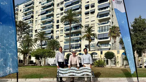Mares Circulares entrega al Ayuntamiento de El Campello un banco fabricado con plástico recogido por sus voluntarios en reconocimiento a su compromiso medioambiental Mares Circulares entrega al Ayuntamiento de El Campello un banco fabricado con plástico recogido por sus voluntarios en reconocimiento a su compromiso medioambiental