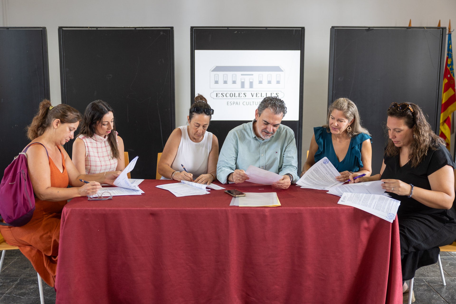 El Ayuntamiento de l’Alfàs del Pi destina más de 61.000 euros al apoyo de las AMPAS de los centros educativos públicos El Ayuntamiento de l’Alfàs del Pi destina más de 61.000 euros al apoyo de las AMPAS de los centros educativos públicos