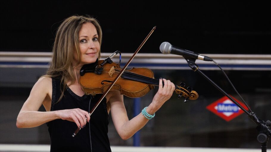La cantante y violinista Sharon Corr act&uacute;a con motivo del D&iacute;a de San Patricio en el Metro de Madrid