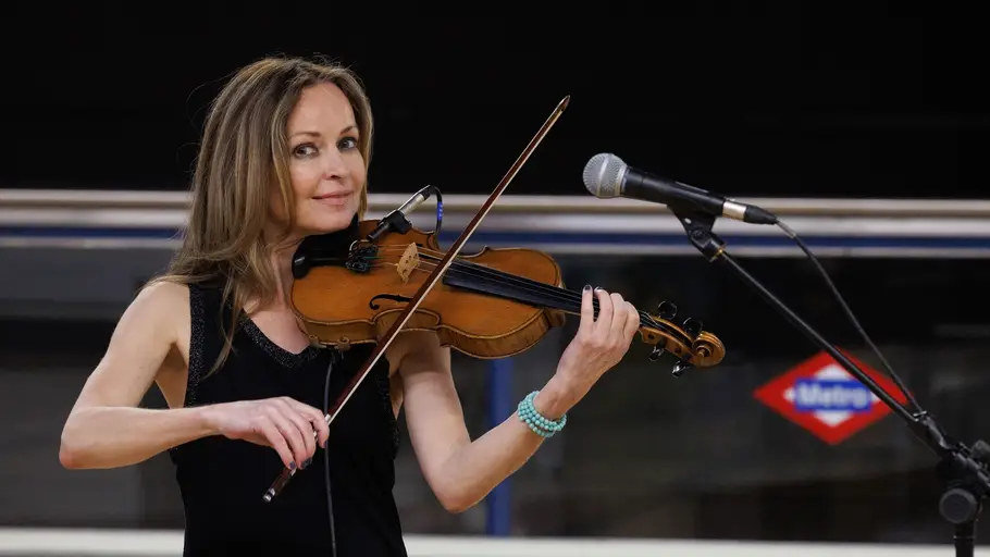 La cantante y violinista Sharon Corr actúa con motivo del Día de San Patricio en el Metro de Madrid La cantante y violinista Sharon Corr actúa con motivo del Día de San Patricio en el Metro de Madrid