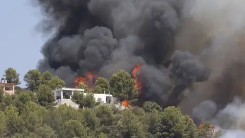 Ordenan el confinamiento preventivo de los municipios de la Vall d'Uixó y Artana (Castellón) por el incendio Ordenan el confinamiento preventivo de los municipios de la Vall d'Uixó y Artana (Castellón) por el incendio