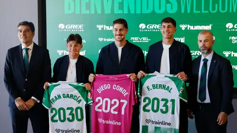 El presidente del Betis, Ángel Haro (i), y su director deportivo, Manu Fajardo (d), posan junto a los tres primeros fichajes de la entidad, el uruguayo Facundo Bernal (2d), Fran García (2i) y Diego Conde, durante su presentación este viernes en la ciudad deportiva bética, en Sevilla. El presidente del Betis, Ángel Haro (i), y su director deportivo, Manu Fajardo (d), posan junto a los tres primeros fichajes de la entidad, el uruguayo Facundo Bernal (2d), Fran García (2i) y Diego Conde, durante su presentación este viernes en la ciudad deportiva bética, en Sevilla.