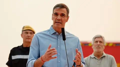 El presidente del Gobierno, Pedro Sánchez comparece desde el Puesto de Mando Avanzado (PMA) ubicado en la localidad madrileña de Cenicientos, este sábado. El presidente del Gobierno, Pedro Sánchez comparece desde el Puesto de Mando Avanzado (PMA) ubicado en la localidad madrileña de Cenicientos, este sábado.