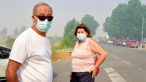 Vecinos de Navaluenga utilizan mascarillas para protegerse del humo del incendio de Burgohondo (Ávila). Vecinos de Navaluenga utilizan mascarillas para protegerse del humo del incendio de Burgohondo (Ávila).