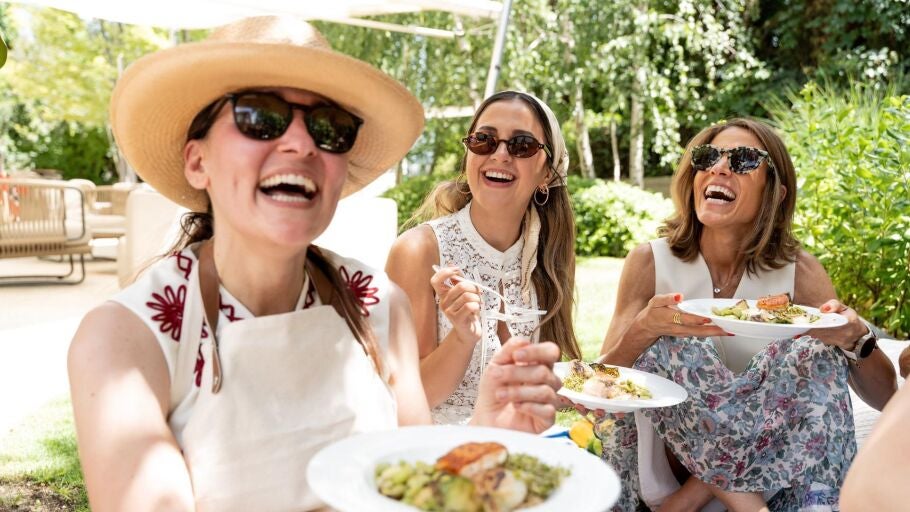 Personas comiendo / EFE