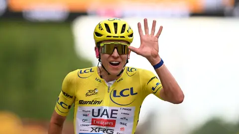 Tadej Pogacar celebra su quinto tour Tadej Pogacar celebra su quinto tour