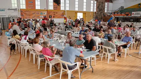 Numerosos voluntarios atienden en el pabellón municipal de Nules a algunos de los desalojados por el incendio forestal de la Vall d'Uixò. Numerosos voluntarios atienden en el pabellón municipal de Nules a algunos de los desalojados por el incendio forestal de la Vall d'Uixò.