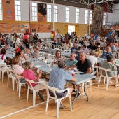 Numerosos voluntarios atienden en el pabellón municipal de Nules a algunos de los desalojados por el incendio forestal de la Vall d'Uixò.
