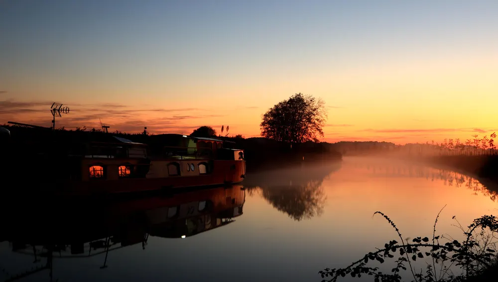 Atardecer y neblina desde una casa-barco en Francia Atardecer y neblina desde una casa-barco en Francia
