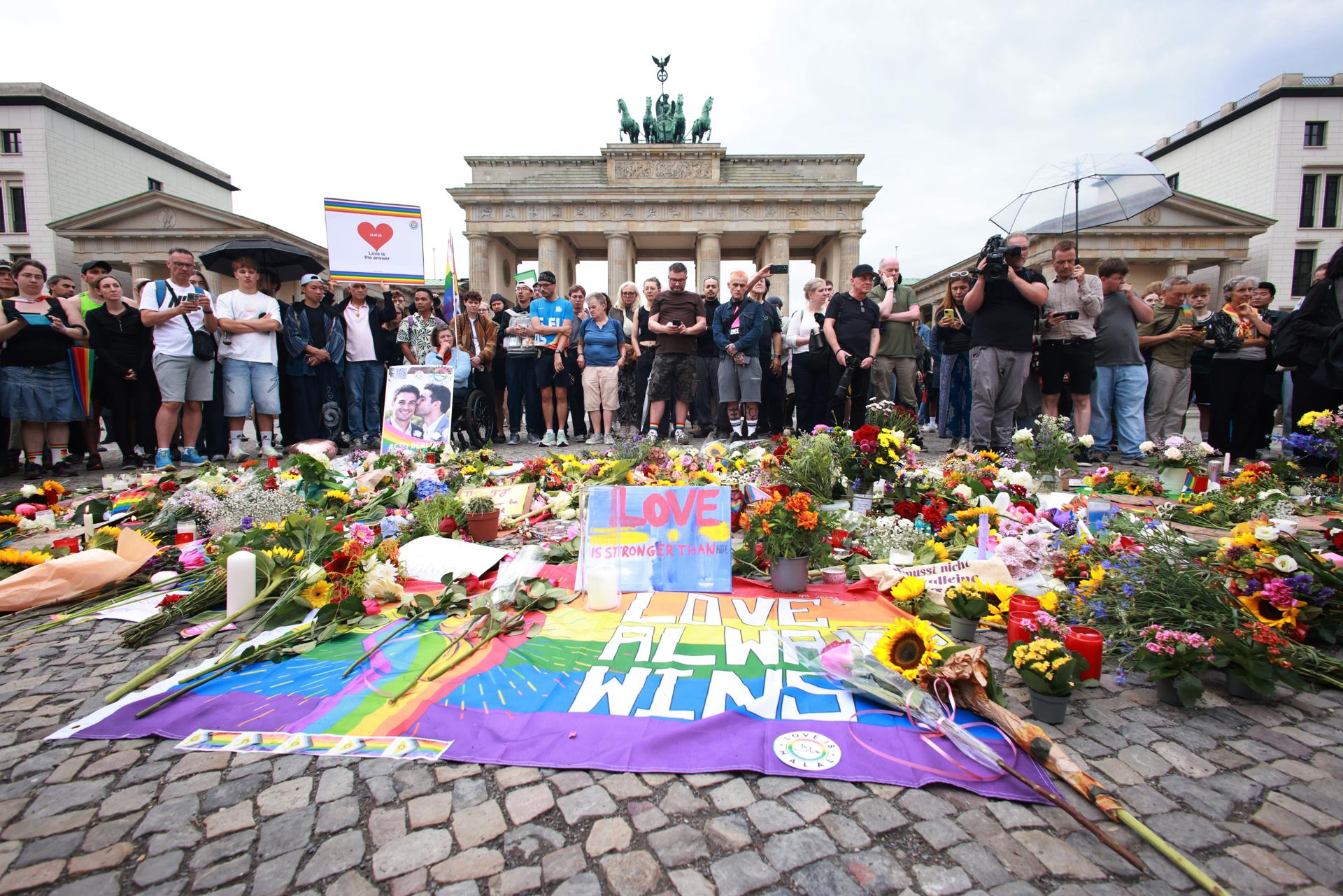 La policía alemana abate a tiros al presunto autor del atropello múltiple en Berlín durante las celebraciones del Orgullo LGTBI La policía alemana abate a tiros al presunto autor del atropello múltiple en Berlín durante las celebraciones del Orgullo LGTBI