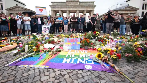 Concentración de personas frente a la Puerta de Brandeburgo tras el atropello múltiple contra la comunidad LGTBI Concentración de personas frente a la Puerta de Brandeburgo tras el atropello múltiple contra la comunidad LGTBI