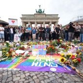 Concentración de personas frente a la Puerta de Brandeburgo tras el atropello múltiple contra la comunidad LGTBI